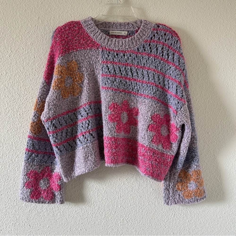 Moon & Madison Artsy Cutesy Fun Floral Knit Cropped Sweater Women’s Medium